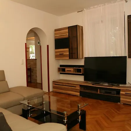 Family Friendly With A Swimming Pool Kastel Luksic, - 15773 Daire Kastela