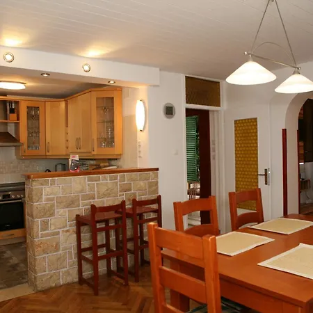 Daire Family Friendly With A Swimming Pool Kastel Luksic, - 15773 *